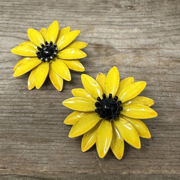 Vintage Metal Yellow Flower Earrings Clip Ons Goldtone Black Centers - Picture 5 of 7